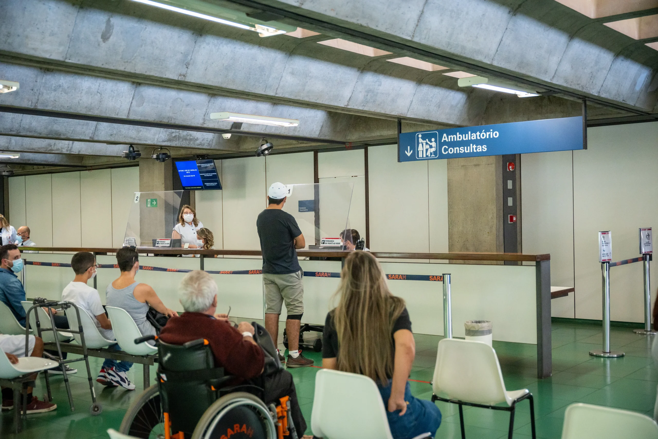 Pacientes aguardam atendimento ambulatorial em unidade do SUS, em conteúdo sobre casos em que o SUS negou o tratamento.