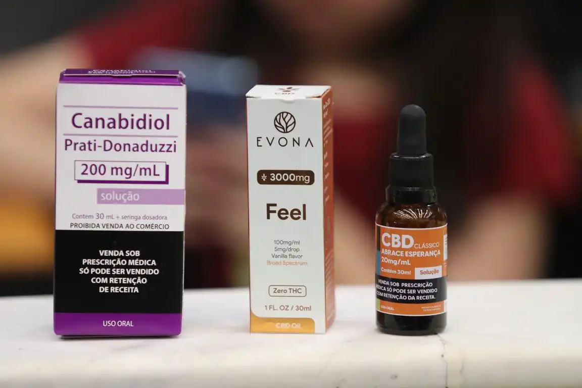 Diferentes apresentações de canabidiol, incluindo caixas e frasco de CBD, em conteúdo sobre canabidiol pelo SUS.