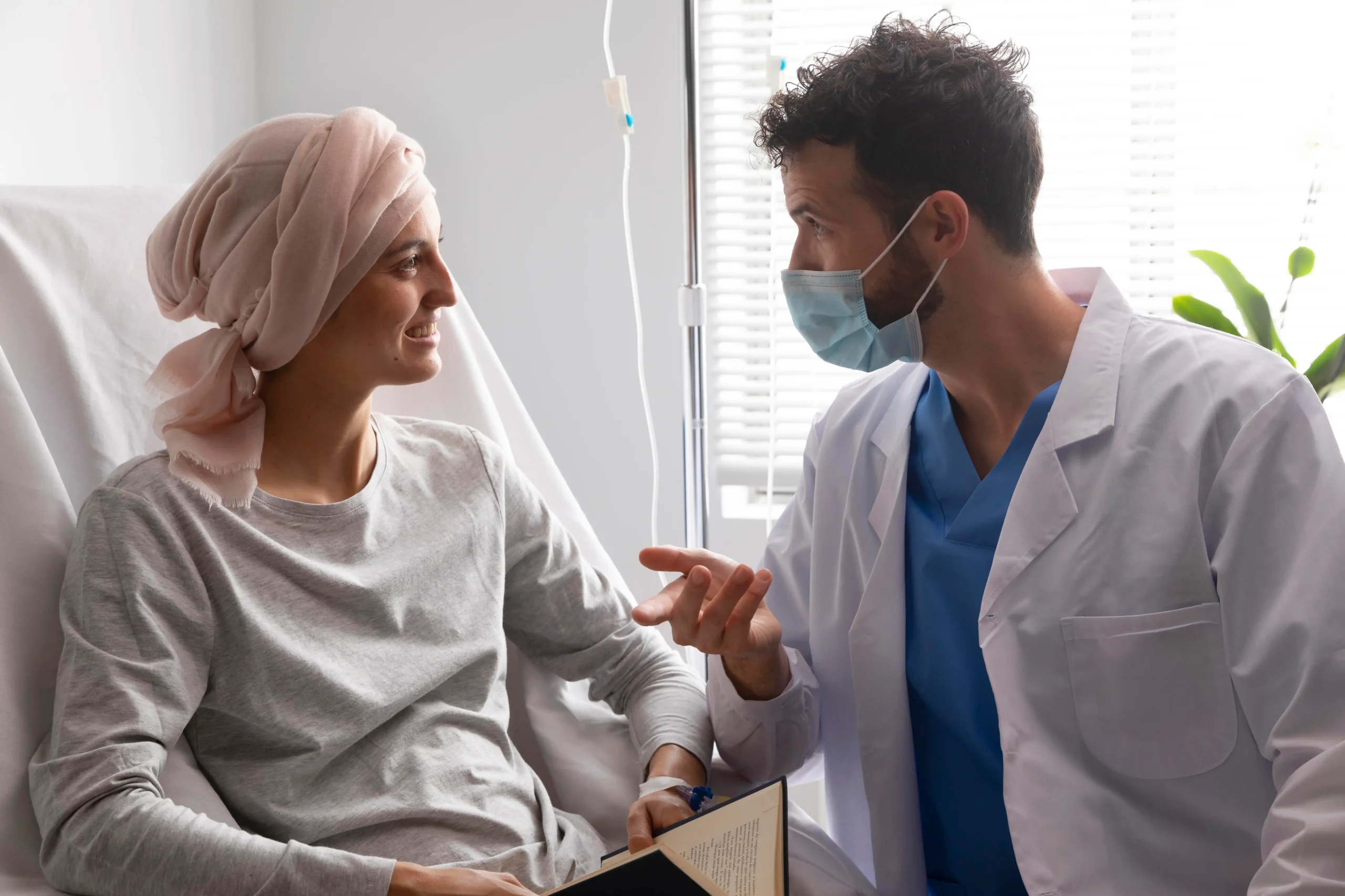 Paciente conversa com médico sobre tratamento para câncer pelo plano de saúde