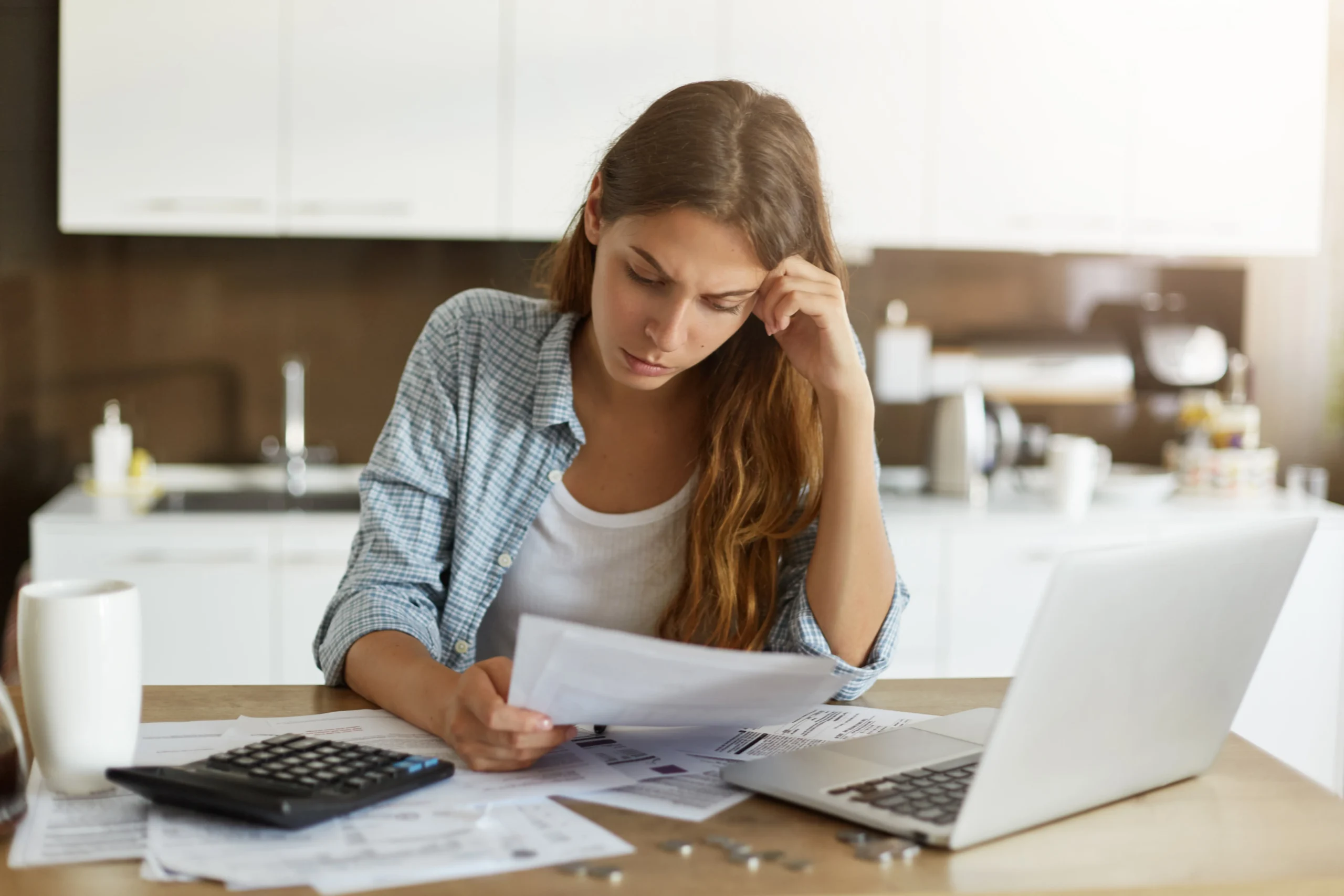 Beneficiária confere boleto após aumento no valor do plano de saúde.