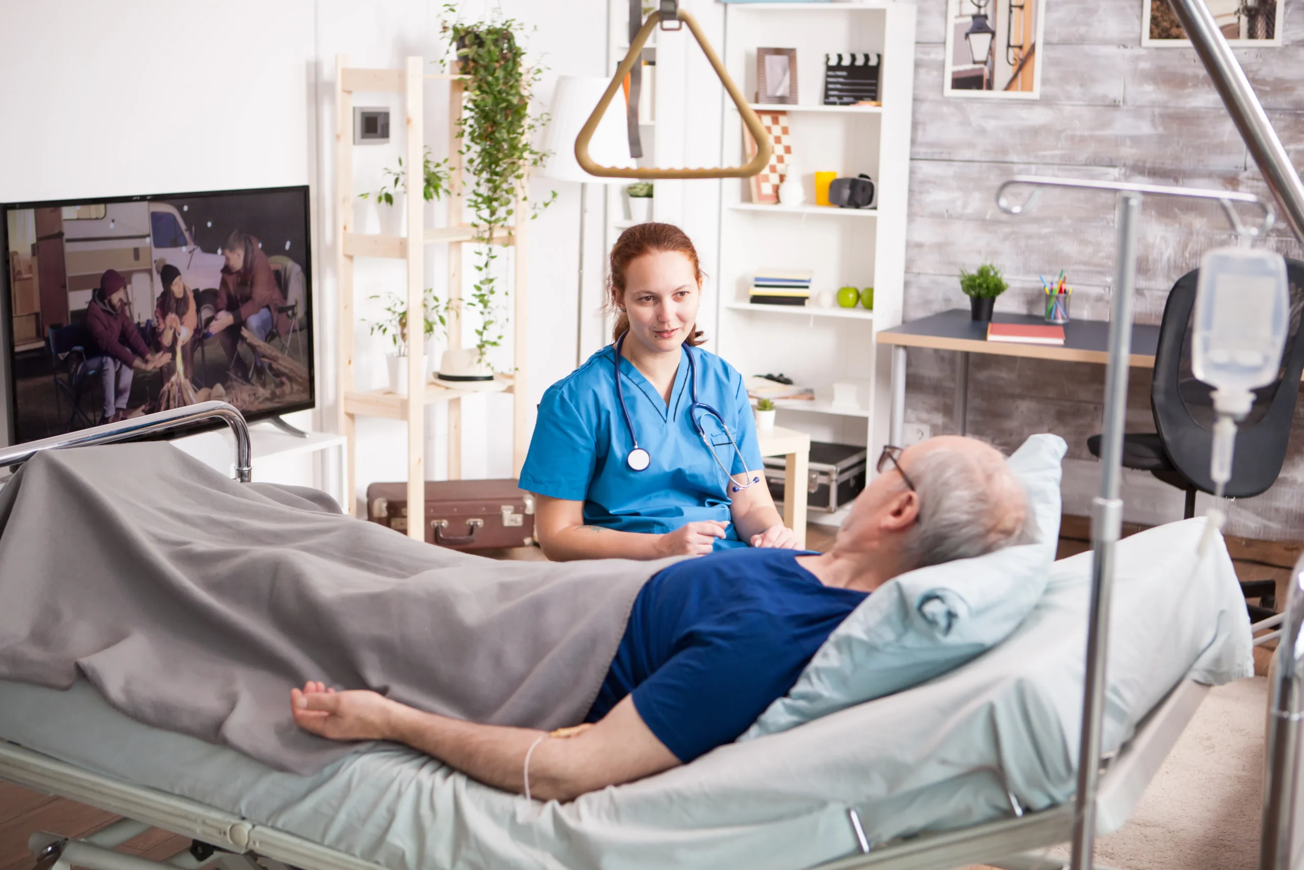idoso em home care com enfermeira ao lado