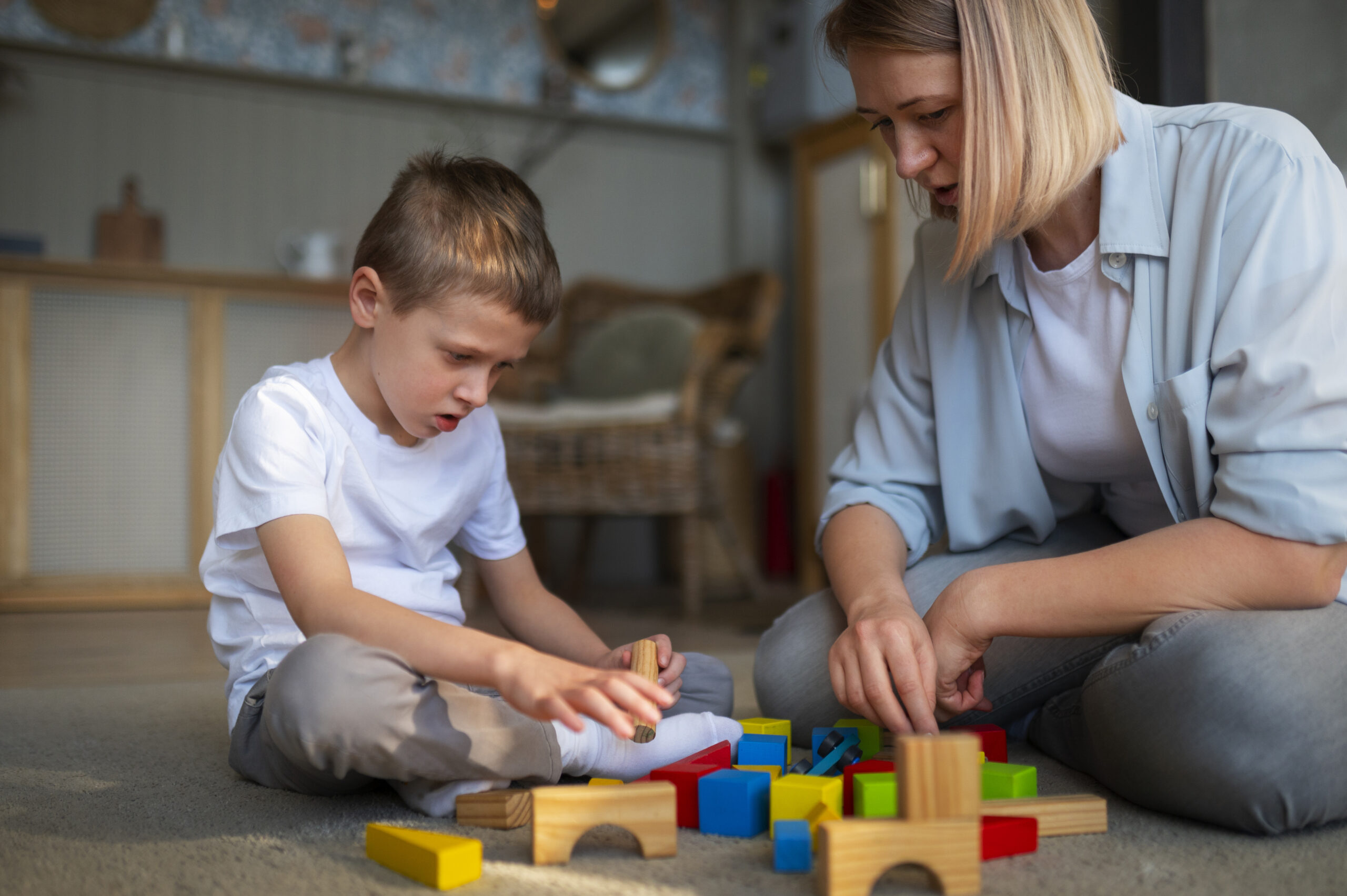Criança brincando representando Fila do SUS para tratamento de autismo e acesso às terapias