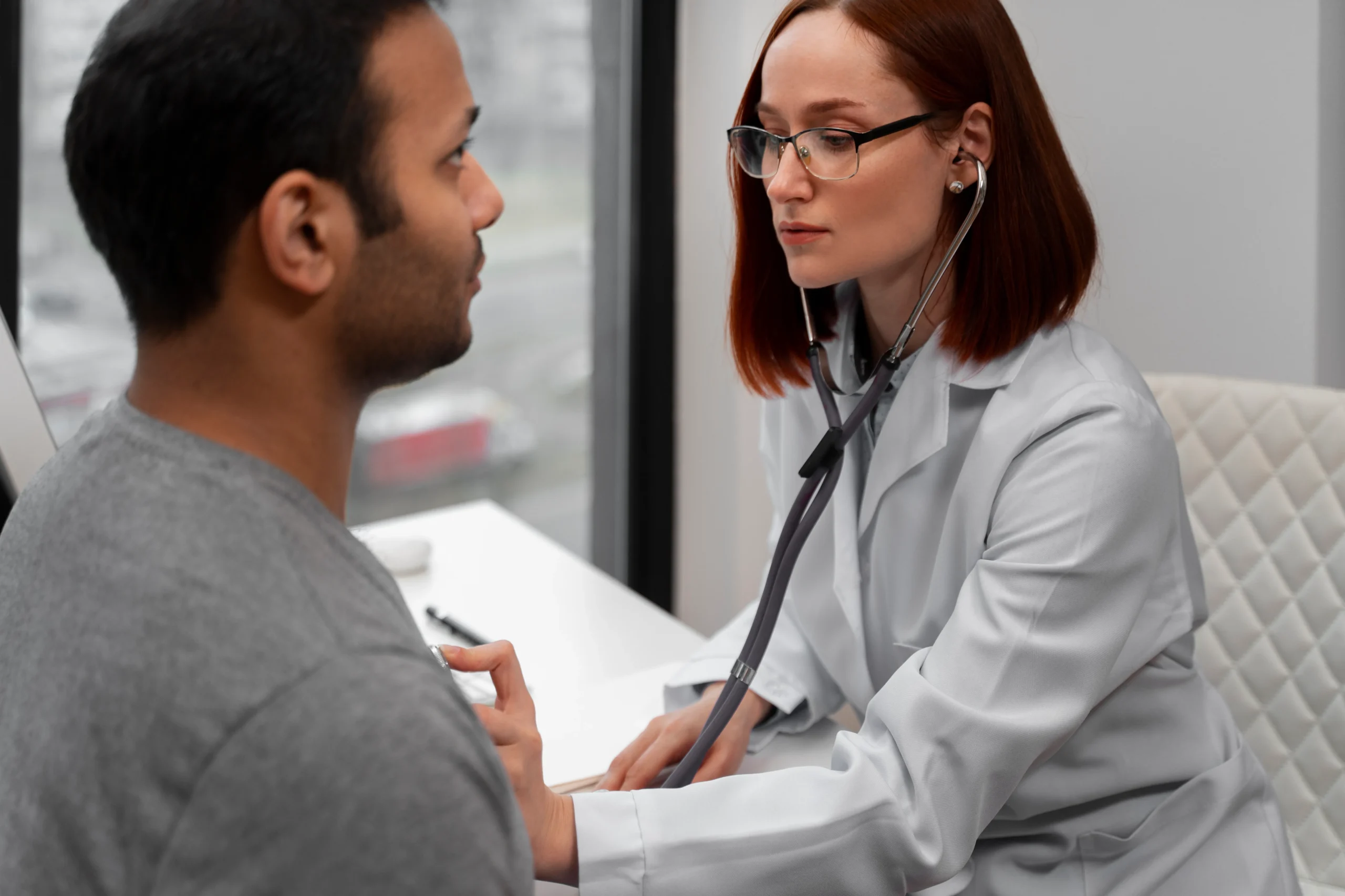 médica examina paciente
